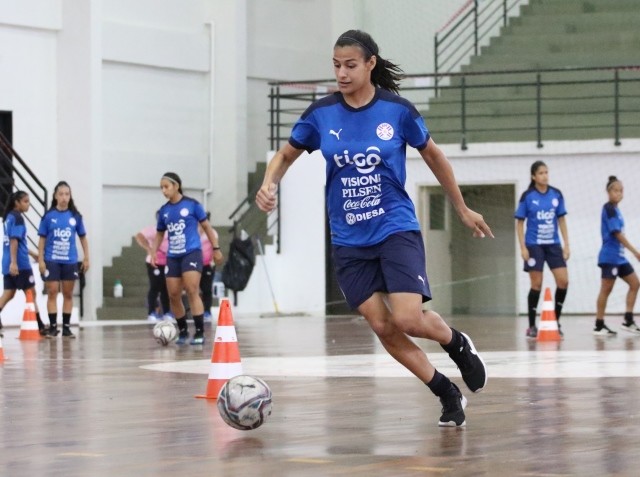 La Albirroja Juvenil activó en el parquet