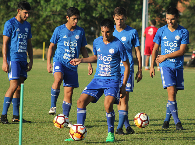 La Selección Sub 17 busca precisión en circuito de pases