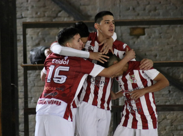 Exa Ysaty dio clase ante el Decano