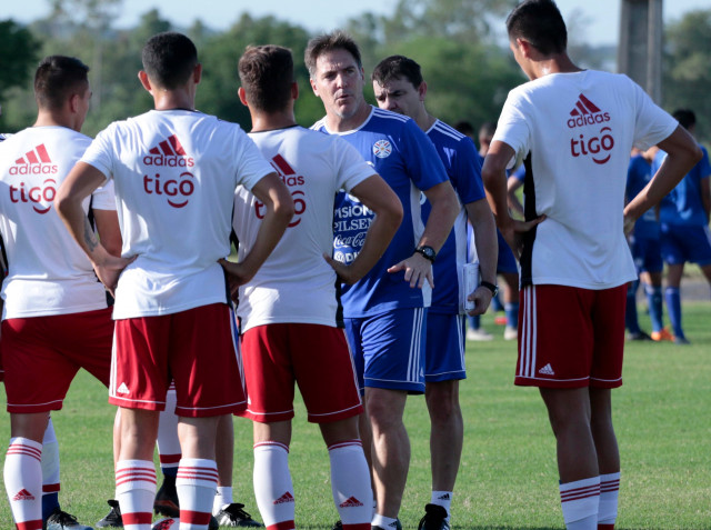 16 albirrojos integran el sparring de la Albirroja para entrenamientos en Ypané