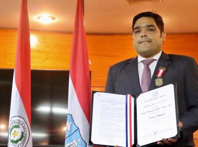 Medalla al Mérito "Arsenio Erico" al DT Carlos Chilavert