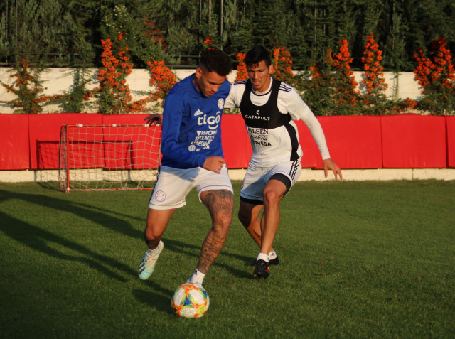 La Albirroja activó hoy por primera vez en Belgrado, con 13 futbolistas
