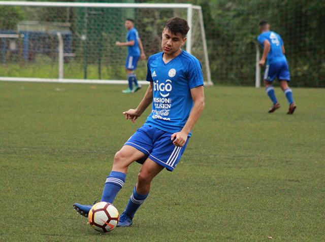 La Albirrojita desarrolla entrenamiento en césped sintético