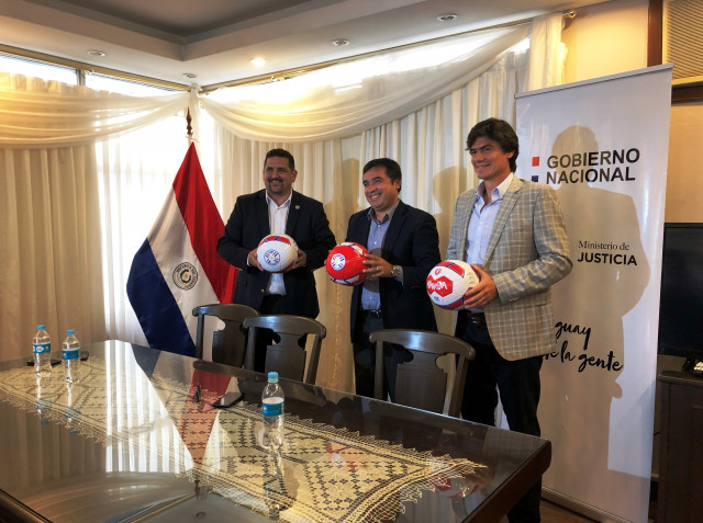 APF entrega balones a jóvenes privados de libertad