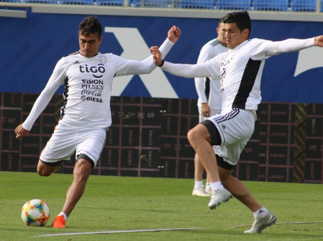 17 futbolistas ya activan con la Albirroja en Bulgaria