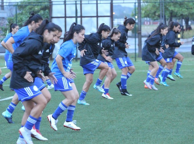 Ni la lluvia frena a las albirrojas: intenso entrenamiento matutino en el COP