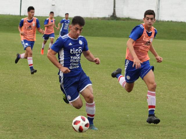 Entrenamiento vespertino con fútbol táctico