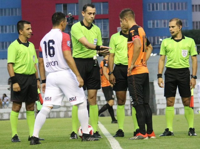Árbitros y asistentes para la fecha 15