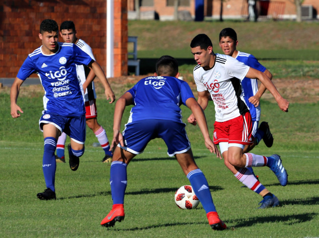 La Albirroja realizó fútbol a pleno