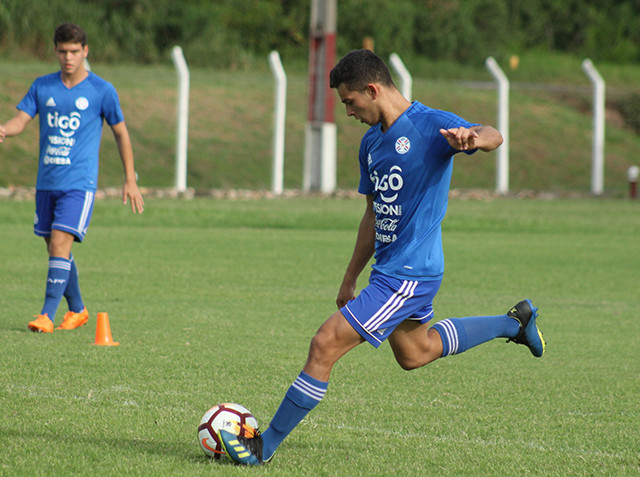 La Albirroja Sub 17 insiste en los movimientos tácticos