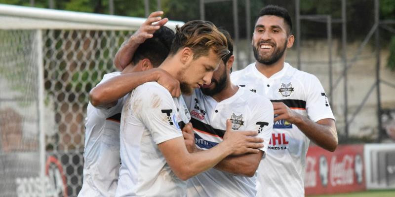 Toma vuelo en partido clave