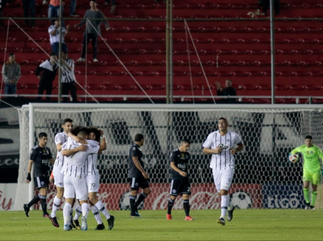 Libertad dejó sin invicto a Olimpia y es el solitario líder