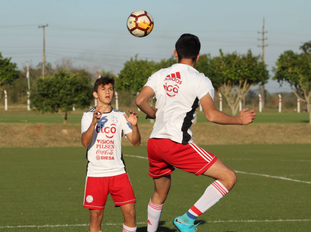 Intenso entrenamiento vespertino de los albirrojos