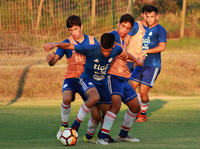 Albirroja Sub 17 desarrolla intenso entrenamiento táctico en horario vespertino