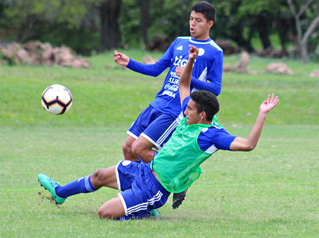 La Albirroja Sub 15 se afianza con el balón