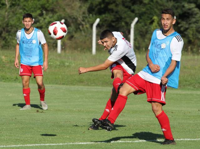 Intensa práctica de fútbol, en día 2 de preparación de la Albirroja Sub 16
