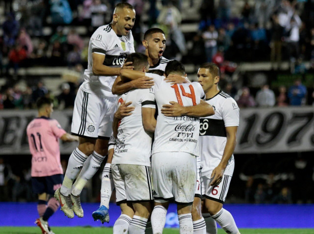 Olimpia derrota a Nacional y se afirma en la punta