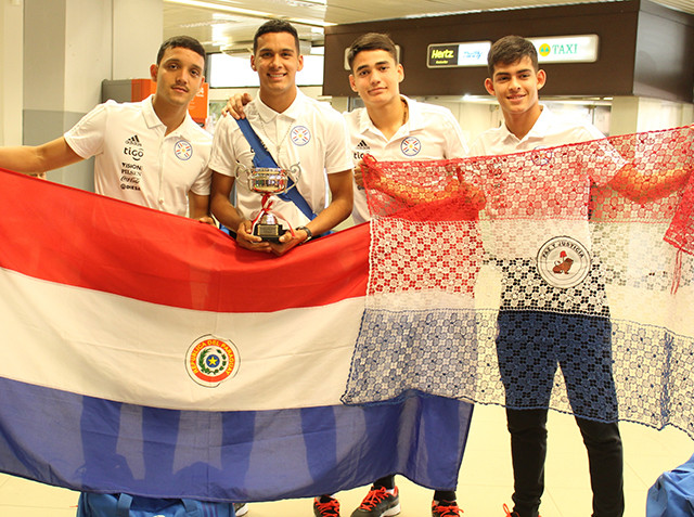Albirroja Sub 17 retornó tras título en Chile