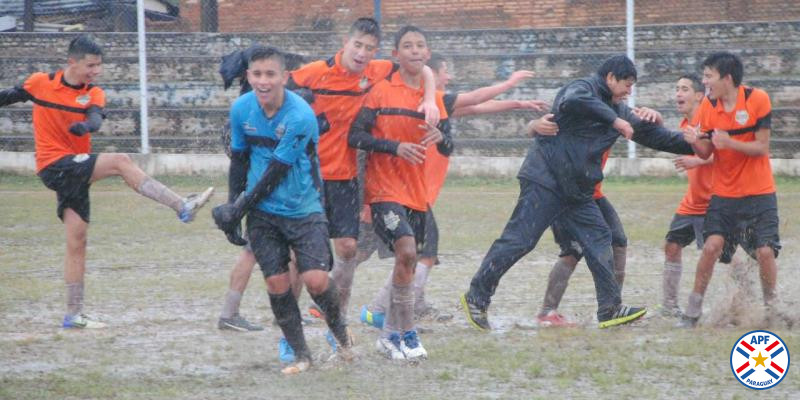 Se divierten bajo la lluvia