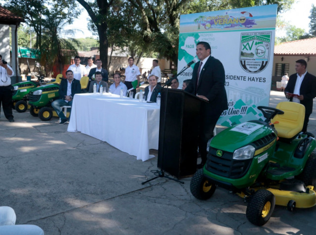 Entrega de tractores en el Departamento de Presidente Hayes
