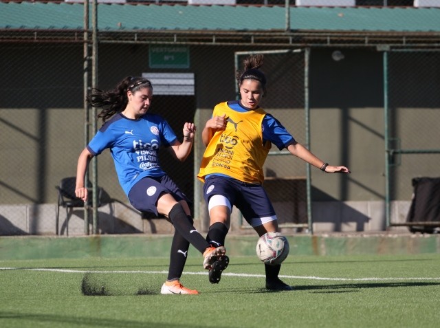 Práctica de fútbol en el inicio