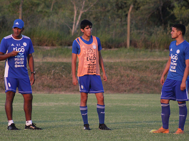 Ensayo táctico en práctica vespertina de la Sub 17