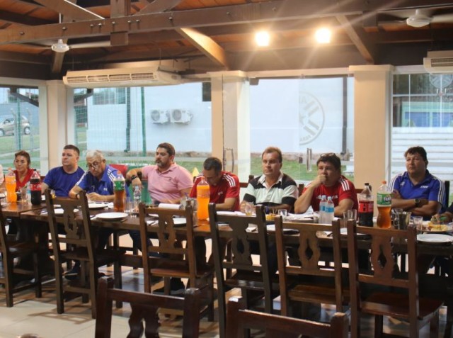 Amena reunión de Instructores