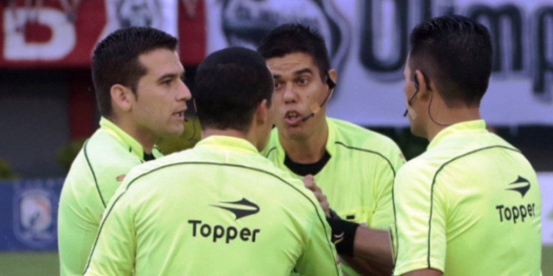 Óscar Velázquez en el clásico