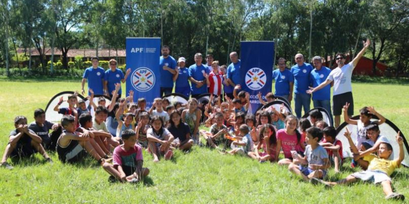 Al lado de los niños
