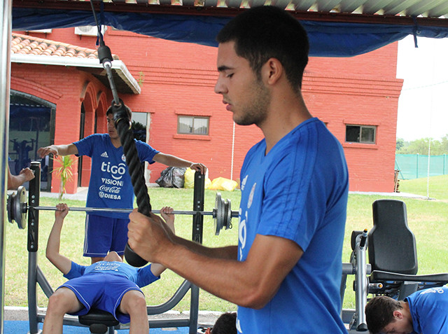 La Albirroja Sub 17 potencia su fuerza en el gimnasio
