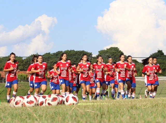 Intenso entrenamiento de la Albirroja Femenina Sub 19