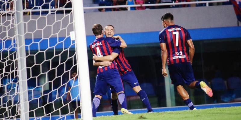 Cumplió y se pone a cinco puntos