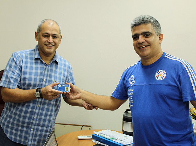 APF entrega el primer carnet de Licencia de Entrenadores