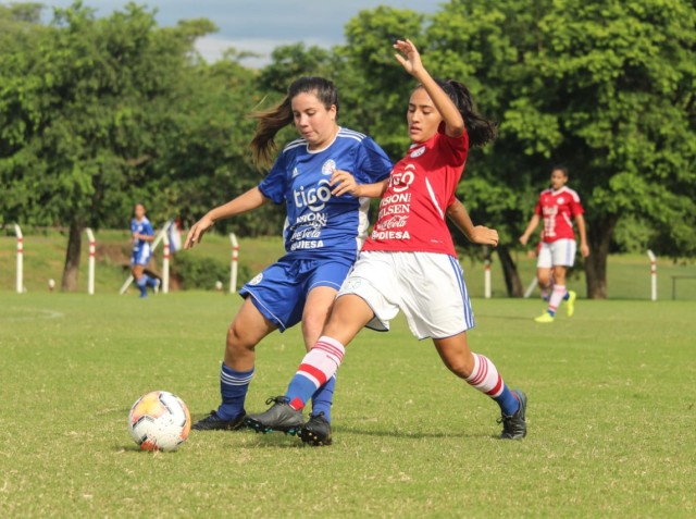 Fútbol en conjunto en Ypané