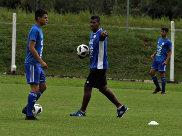 La Albirroja Sub 17 centra su tarea en el buen manejo del balón