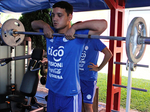 Trabajos de fuerza en entrenamiento matutino de la Sub 17
