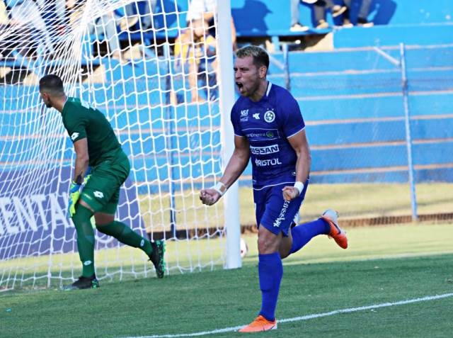 Ajustado triunfo