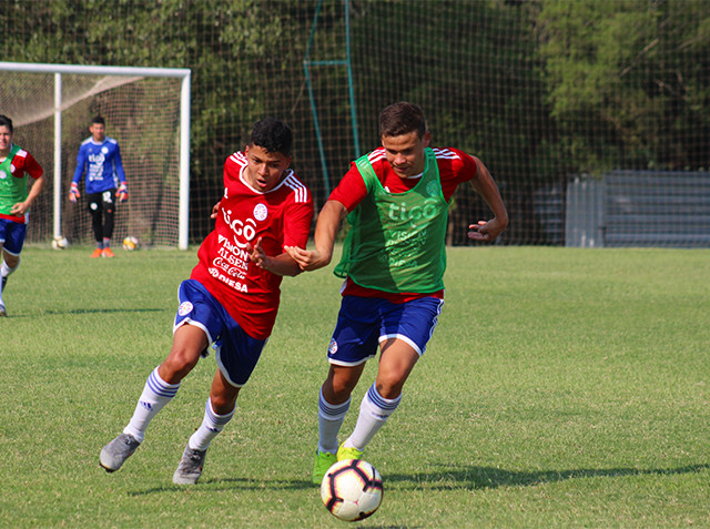 Balón controlado para la Albirroja Sub 15