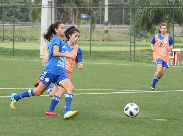 Fútbol táctico en la jornada matutina, con visita de instructora FIFA