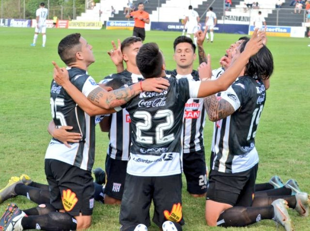 Triunfazo del Deportivo Santaní que frena al Gumarelo