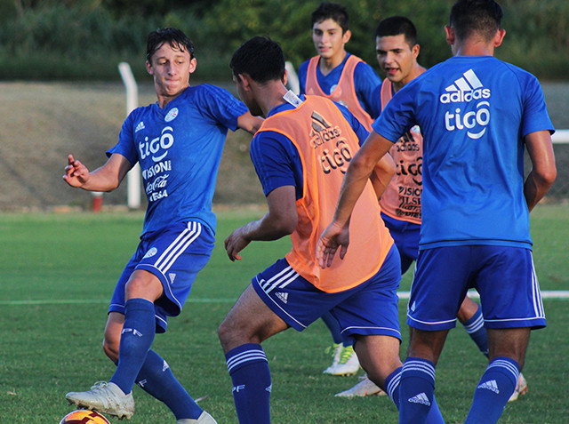 La Albirroja Sub 17 trabaja en tenencia del balón y presión