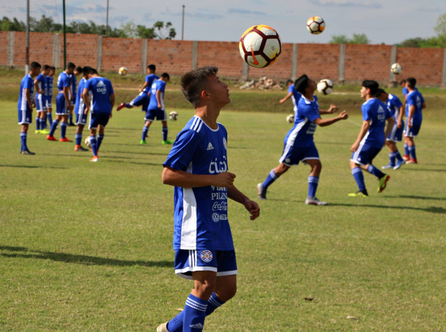 La Albirroja Sub 15 retomó tareas con movimientos tácticos.