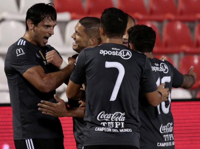 El campeón se estrena con goleada
