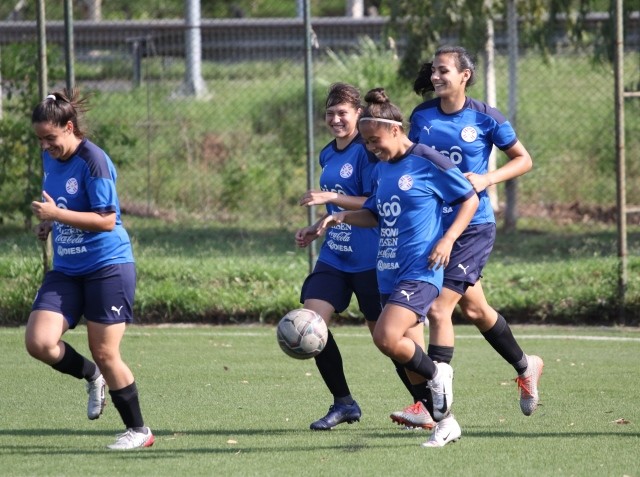 La Albirroja Femenina Sub 17 activó en cancha